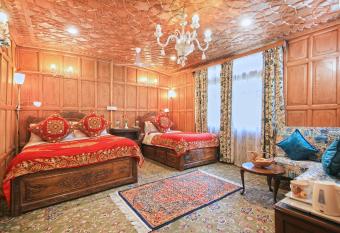 Kolu Group Of Houseboats has rooms with a private hot tub