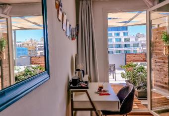 Athenian Montaza Hotel has rooms with a private hot tub