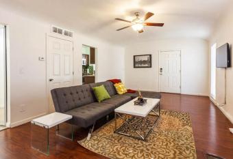 U1 - Entire 2 BR Pet Friendly APT in DT PHX with pkg allows 18 year olds to book a room