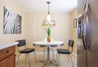 U2 - Private 2BR Walkup APT in DT PHX with pkg allows 18 year olds to book a room