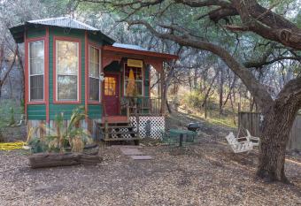 The Victorian Cottage at Creekside Camp & Cabins has Balcony rooms