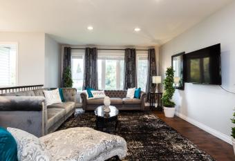 FRENCH GARDEN ESCAPE I Walk to River Valley I w free parking & Fast WiFi! has Balcony rooms