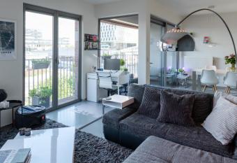 London 993 Apt 202 has Balcony rooms