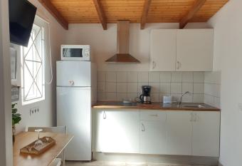 El Caramelito 1 allows 18 year olds to book a room