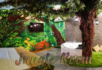 Meeting Hotel has rooms with a private hot tub