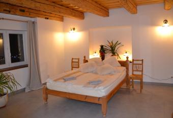 chalupa na Samot   s v    ivkou has Balcony rooms