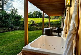 Peak District Romantic Retreat Outdoor Japanese Whirlpool bath has Balcony rooms