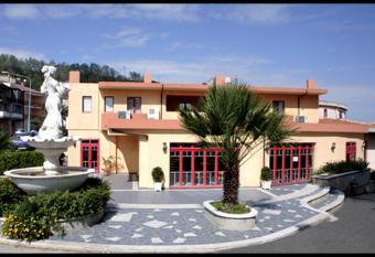 Hotel Castelmonardo has Balcony rooms