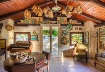 Agriturismo Val Di Noto allows 18 year olds to book a room