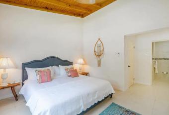 New 3-bed on Hip Strip, Beach access, Sleeps 8 has Balcony rooms