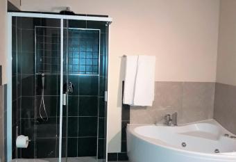 Villa Cantoni allows 18 year olds to book a room