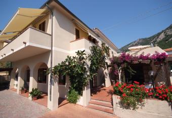 Hotel Corallo has rooms with a private hot tub