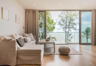 Sandbox Beachfront Villa3 allows 18 year olds to book a room