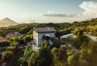 come prima has Balcony rooms