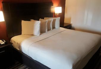 Red Roof Inn & Suites Houston - Humble/IAH Airport has rooms with a private hot tub