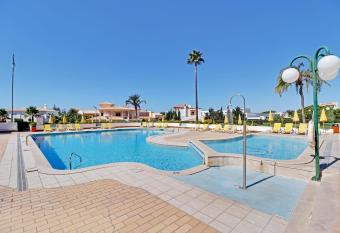 Albufeira Concept with Pool by Homing allows 18 year olds to book a room