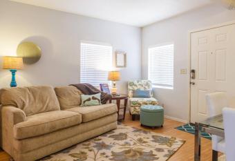 U5 - Welcoming 2-Story 2 BR & 2 BA in DT PHX with pkg allows 18 year olds to book a room