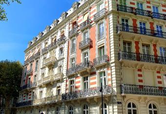 RoomChic - Les Ambassadeurs allows 18 year olds to book a room