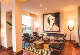 Casa Ra  ces Hotel Luxury & Vi  edo allows 18 year olds to book a room