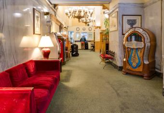 Aida Plaza Hotel allows 18 year olds to book a room