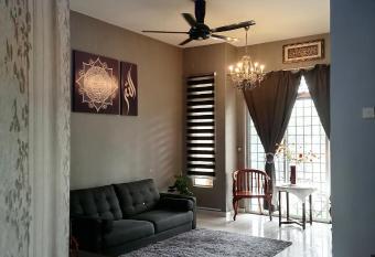 DKAMAR Homestay At Desaru, Fully Aircond, WiFi, Coway, Street View 4 min to Desaru Beach allows 18 year olds to book a room