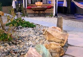 Casa Luisa Joshua Tree has rooms with a private hot tub