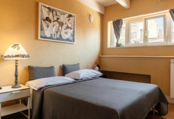 Hotel Bella Napoli ristorante & spa has rooms with a private hot tub