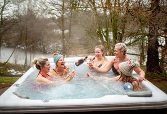 P72 - Swift Pod with Hot Tub allows 18 year olds to book a room