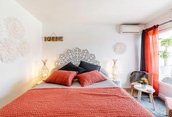 Studio centre ville avec parking allows 18 year olds to book a room