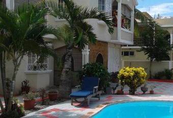 2 bedrooms appartement with shared pool enclosed garden and wifi at Trou aux Biches 1 km away from the beach has Balcony rooms