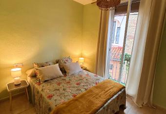 Central Market Apartment has Balcony rooms