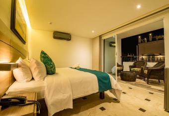 Hotel Boutique Marbore has rooms with a private hot tub