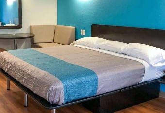 Motel 6 Daytona Beach - Fl - Speedway has Smoking rooms