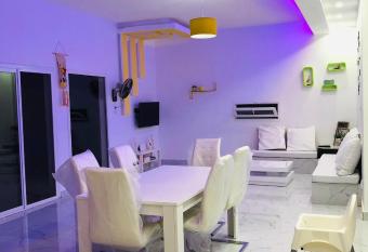 LA VILLA D H  TES LES IRIS PISCINE et JACUZZI has Balcony rooms