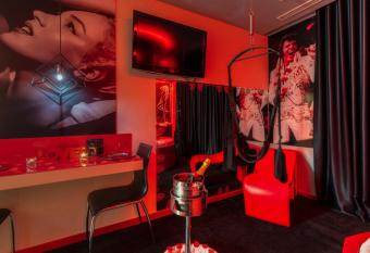 Motel Emo    es allows 18 year olds to book a room