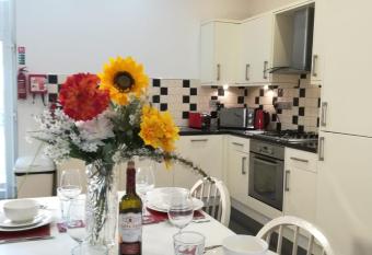 Spacious, Ground Floor, 2 Bedroom Apartment, Uplands, Swansea allows 18 year olds to book a room