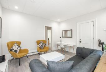 Large Bright Apt. Newly Renovated. Great Rates! has Balcony rooms