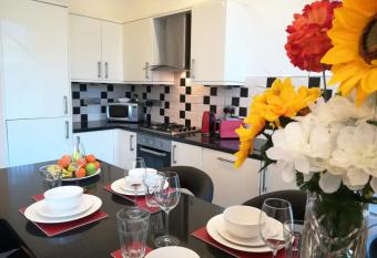 Delightful, 1 Bedroom Apartment Uplands, Swansea allows 18 year olds to book a room