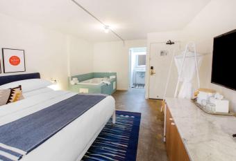 Trumbull and Porter - Detroit Downtown has Balcony rooms