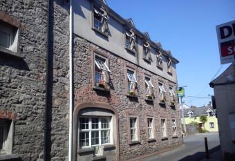 An St  r Townhouse allows 18 year olds to book a room