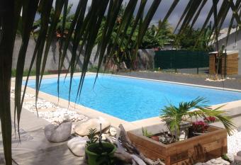 Chambre d h  te Coeur-CoCo piscine allows 18 year olds to book a room