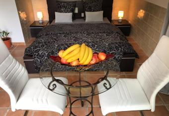 Suite luxe vue sur piscine et parc allows 18 year olds to book a room