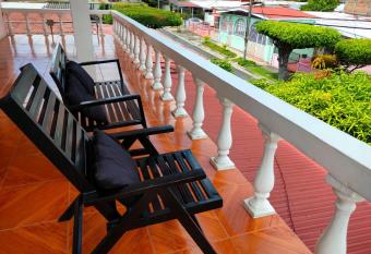 Casa Robles - Room close to Airport #2 allows 18 year olds to book a room