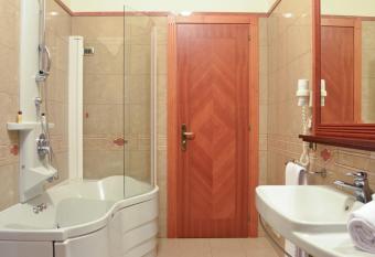 Hotel Giulia Ocean Club has rooms with a private hot tub