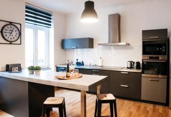 LE 17 allows 18 year olds to book a room