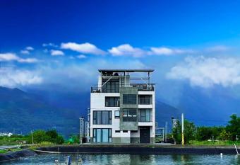 Water House B&B has Balcony rooms