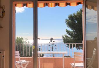 Boulouris Panorama Vue mer allows 18 year olds to book a room