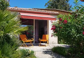 Villa Kalango avec sa piscine en bord de mer allows 18 year olds to book a room