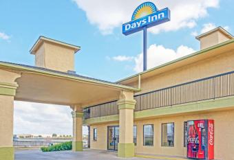Days Inn by Wyndham Morgan's Wonderland / IH-35 N has Smoking rooms