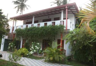 Tithira Guest House has Balcony rooms